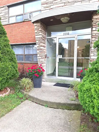 Available Now with flexible move in dates Downtown prime convenient location Brant/Fairview area Wal...