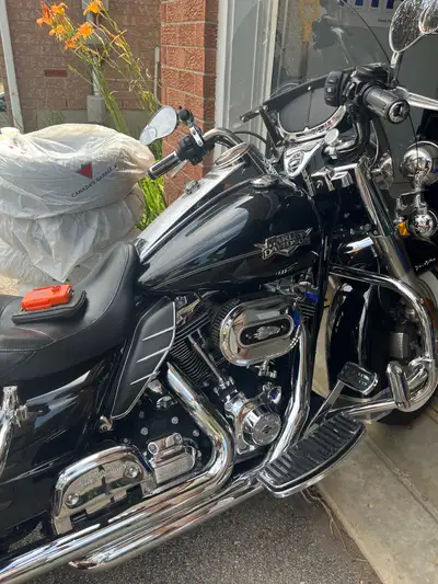 Check out this 2014 Harley Davidson Road King Classic, a real beauty! This ride has been well-loved...