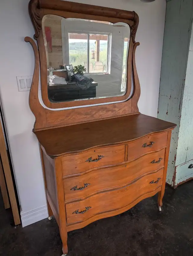 Antique Maple Dresser in Dressers & Wardrobes in Edmonton - Image 2