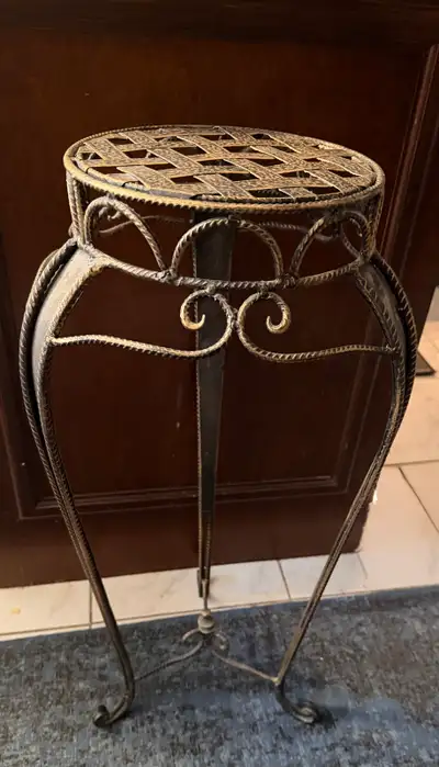 This used plant stand features a decorative metal design, perfect for adding a touch of elegance to...