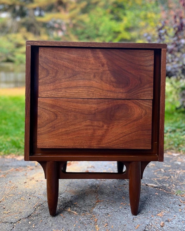 Une (1) table de chevet mid century moderne 1960 restaurée Commodes