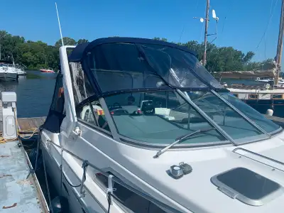 Bateau de 29’ avec la swim plate pied refait a neuf 12500$ bravo 2 batteries 1 ans peut coucher jusq...