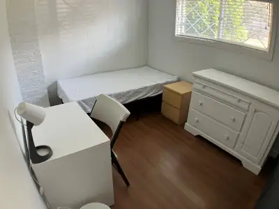 Max 2 occupants Fully furnished, detached house with big backyard and parking. Close to Niagara Pen...
