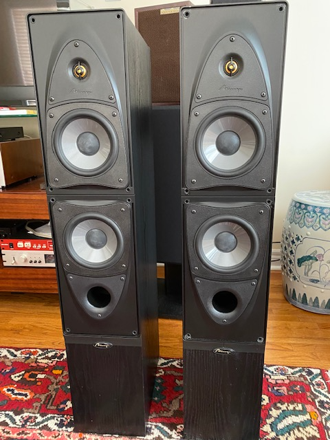 A collection of stereo equipment- Speakers and various equipment in Stereo Systems & Home Theatre in Markham / York Region - Image 10