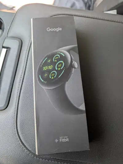 Google Pixel watch 3 45mm Utilisé 2 semaines Vient avec 4 étuits de protection.