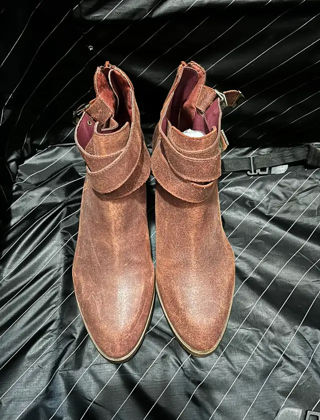 Brand New-Seychelles Brown Suede Ankle Boots-Size 8 in Other in City of Toronto - Image 2