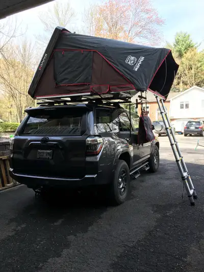 Voici une tente de toit iKamper avec toutes les options en excellent état, parfaite pour vos aventur...