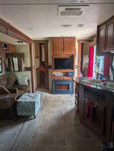 40ft Travel trailer Sliding doors so lots of sunshine, new bathroom skylight and fan in 2025, 2 bedr...