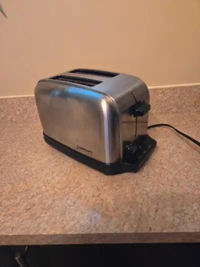 Grille pain cuisinart a vendre, tres bonne condition, fonctionne tres bien, pas neuf mais aucune bos...