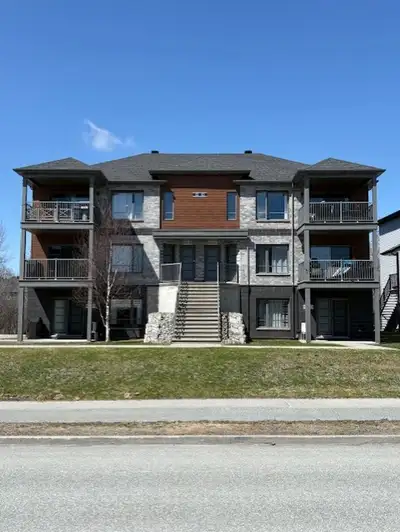 Tres grand et lumineux 4 1/2 dans immeuble récent. Comptoirs de granite, bain et douche séparés, wal...
