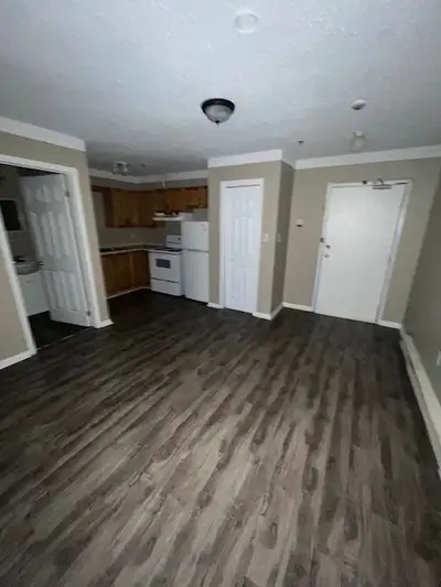 2 Bedroom Apartment in Windsor, on Wentworth Road. Second level . Fridge/Stove in unit. Water includ...