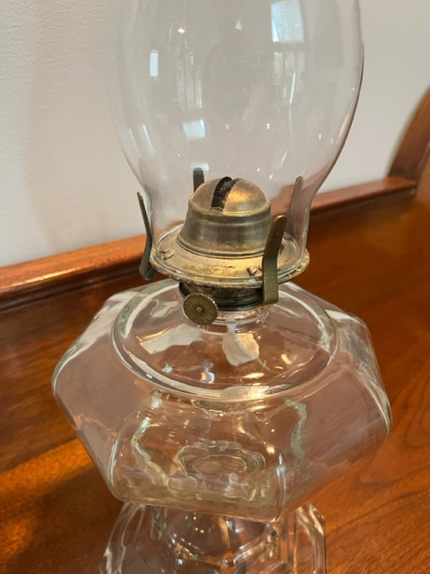 Antique Glass Oil Lamp Lampe à l'huile ancienne en verre in Arts & Collectibles in Gatineau - Image 3