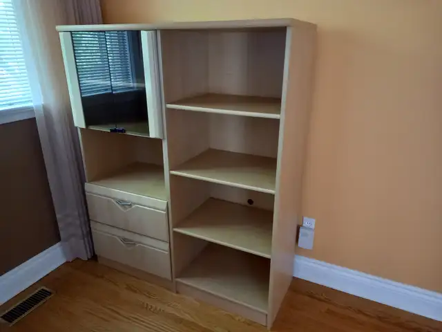 Solid Wood Oak Display Cabinet in Hutches & Display Cabinets in City of Toronto - Image 3