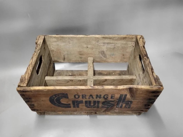 VINTAGE 1974 ORANGE CRUSH WOODEN CRATE BOX RARE CANADA in Arts & Collectibles in Mississauga / Peel Region - Image 2