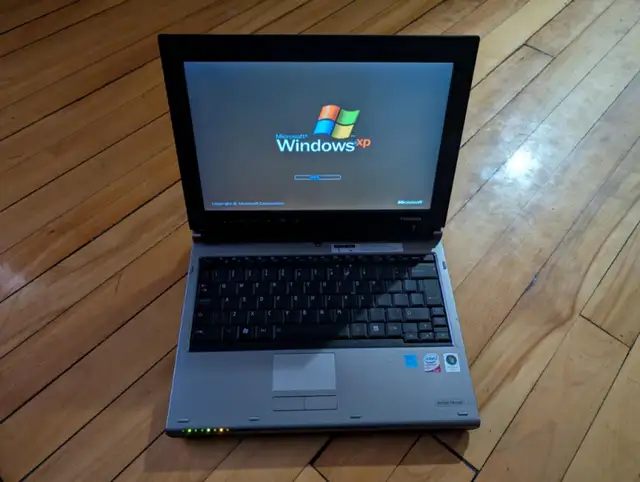 Vintage Toshiba Portege M700 Tablet Laptop Windows XP Tablet SP3 in Laptops in City of Montréal - Image 3