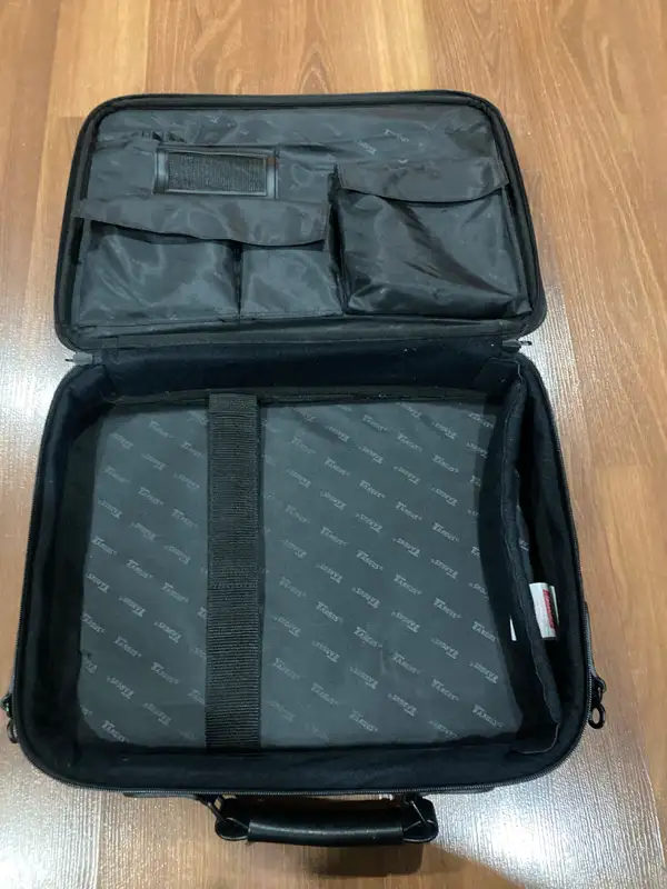 targus international traveler premium laptop tote in Laptop Accessories in Oakville / Halton Region - Image 5