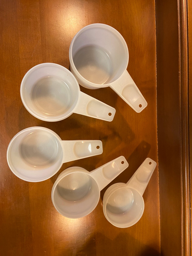 Vintage Set of 5 Opaque White Tupperware Nesting Measuring Cups in Arts & Collectibles in Oshawa / Durham Region - Image 4