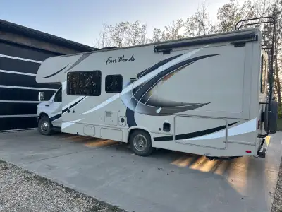 2017 Four Winds Class C Motorhome Ford F350 V10 26 ft long Sleeps 6 1 slide for back bed Electric aw...