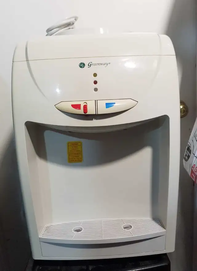 Hot and Cold water dispenser in Refrigerators in Kitchener / Waterloo - Image 2