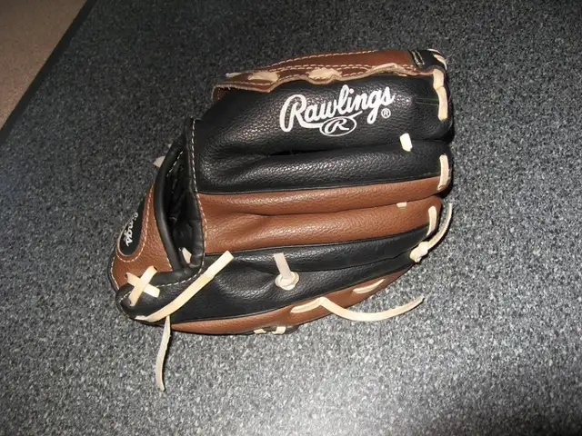 9" & 10"  Kids Baseball Gloves 26, 32.5" Baseball Bats, Helmet in Baseball & Softball in City of Toronto - Image 2