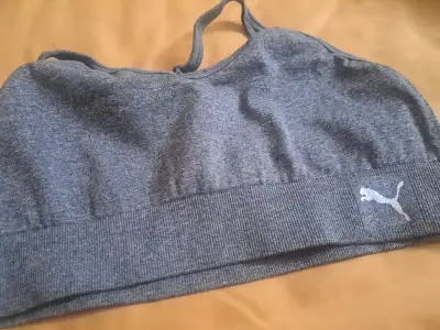 This grey Puma sports bra is a size medium and provides great support during workouts. It's in good...