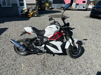 Très bonne moto de 50cc comme neuve juste 500km 2500$ nego