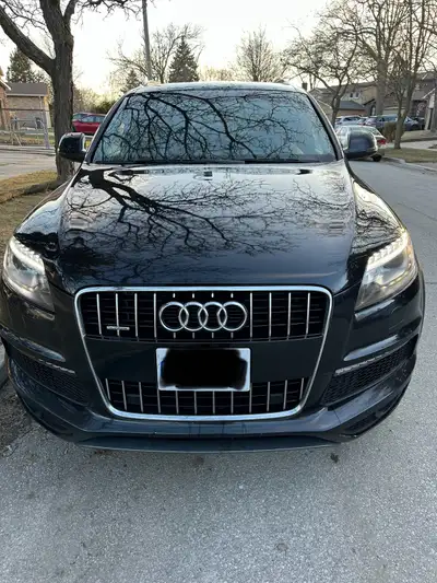 This used 2012 Audi Q7 is a luxurious SUV, featuring air conditioning, alloy wheels, air suspension,...