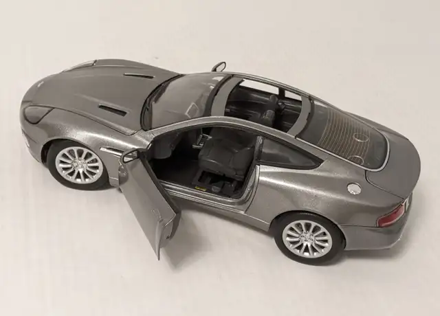 BEANSTALK 1/18 ASTON MARTIN V12 VANQUISH 007 // autoart kyosho in Arts & Collectibles in Oakville / Halton Region - Image 8