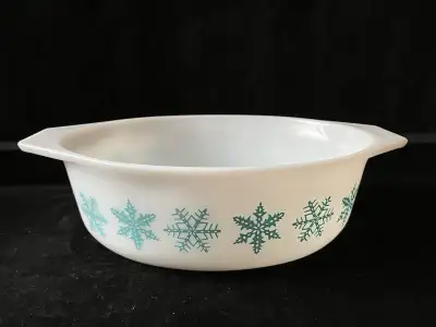 Vintage PYREX Oval Casserole Dish 043 1-1/2 quart, Turquoise Snowflake Design, No Lid. This casserol...
