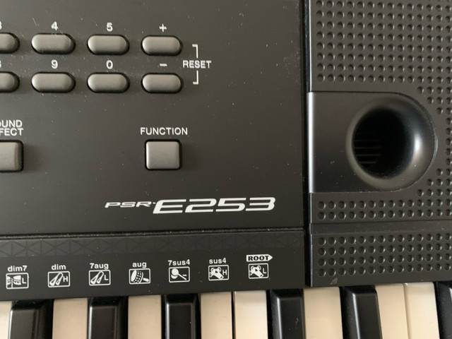 Digital Keyboard psr-E253 Yamaha  in Pianos & Keyboards in Gatineau - Image 2
