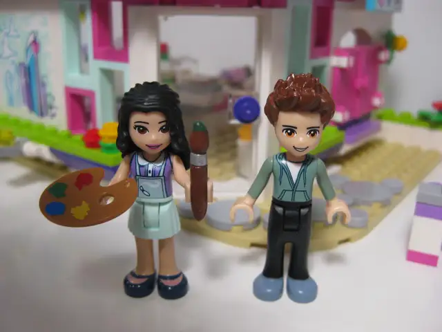 Lego Friends Emma's Art Cafe (complete with manual) in Toys & Games in Ottawa - Image 4