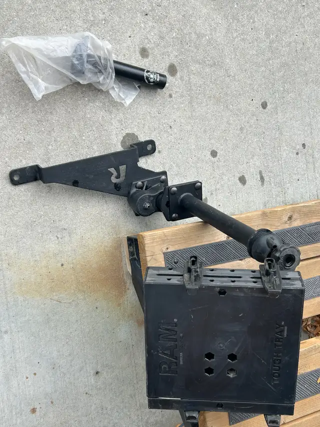 Computer mount in Other in Edmonton - Image 5