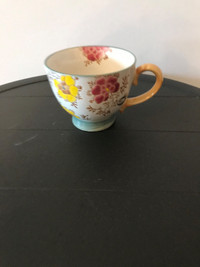 Grande tasse à café en porcelaine avec motifs fleuraux gravés