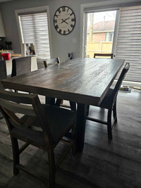 Beautiful dinning table with 4 chairs