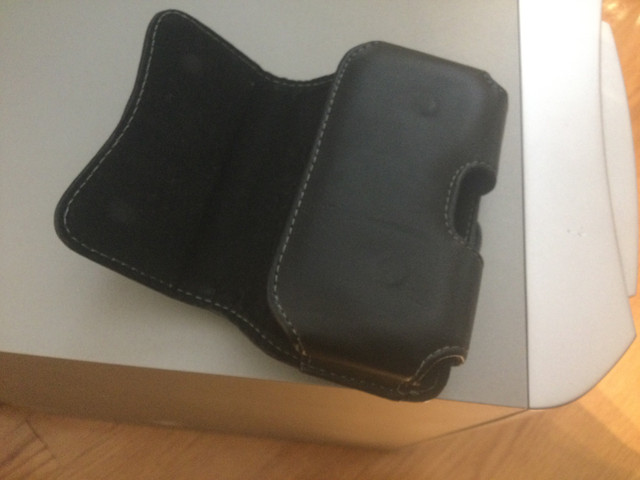 Etui en cuir noir pour petit cellulaire flip flop pou autres dans Accessoires pour cellulaires  à Saint-Hyacinthe - Image 2