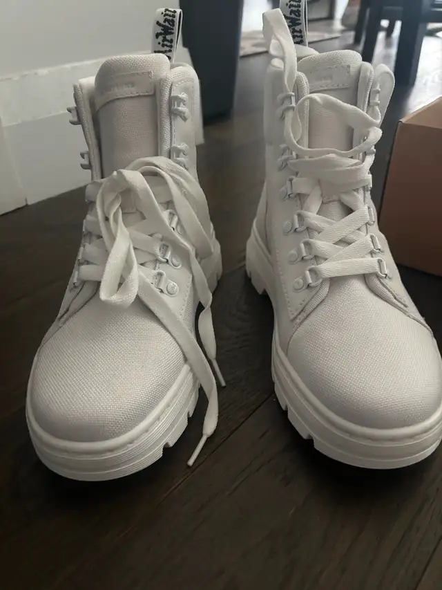 Dr. Martens Combs W Boots — White Canvas Hiker Style - US 8 W Sz in Women's - Shoes in City of Toronto - Image 4