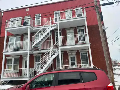 5 1/2 a Shawinigan au deuxième étage trois chambre secteur tranquille (stationnement publique a l'ar...