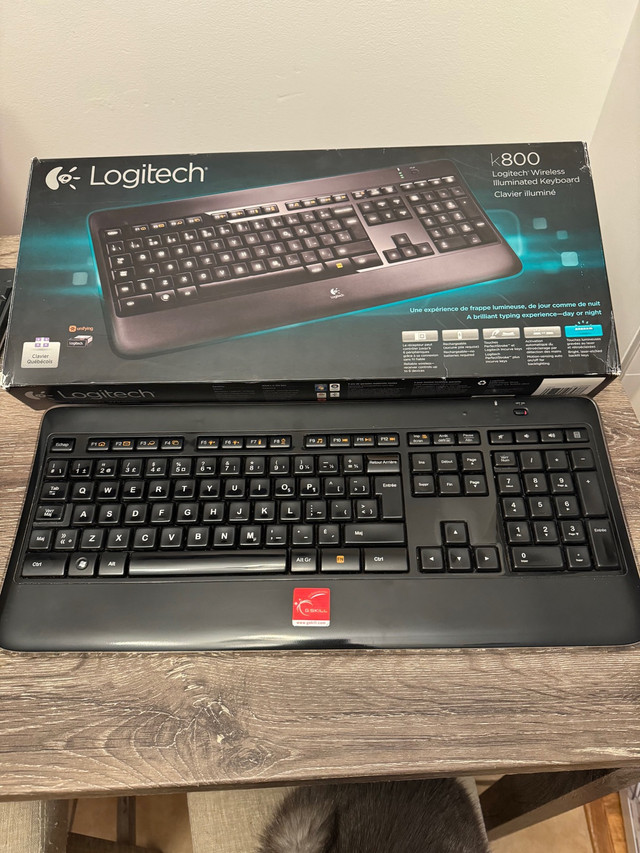 Clavier lumineux Logitech K800 illuminated keyboard  dans Souris, claviers et webcaméras  à Saint-Hyacinthe