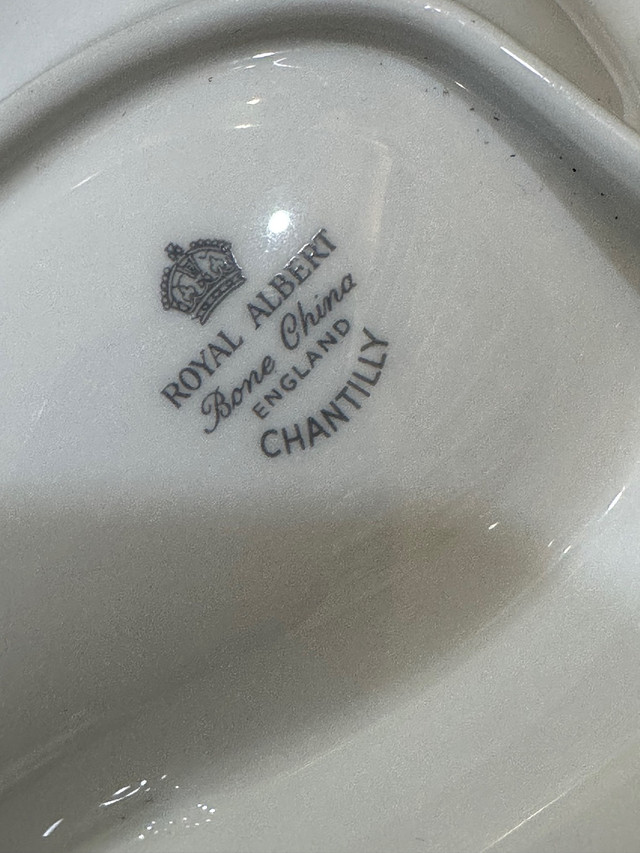 Royal Albert Chantilly pickle dish- made in England  in Arts & Collectibles in Hamilton - Image 3