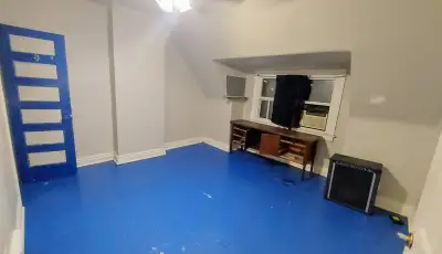 Larger top floor bedroom on Ossington, available for rent immediately or April 1st*** Month to month...