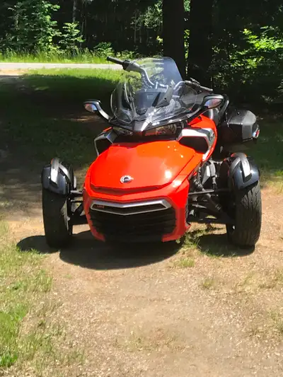 In excellent condition !! Many extras.... passenger backrest, taller windshield, foam hand grips, he...