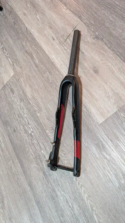 High-quality carbon fork removed from a 2017 Specialized Diverge. The fork has no visible damage or...