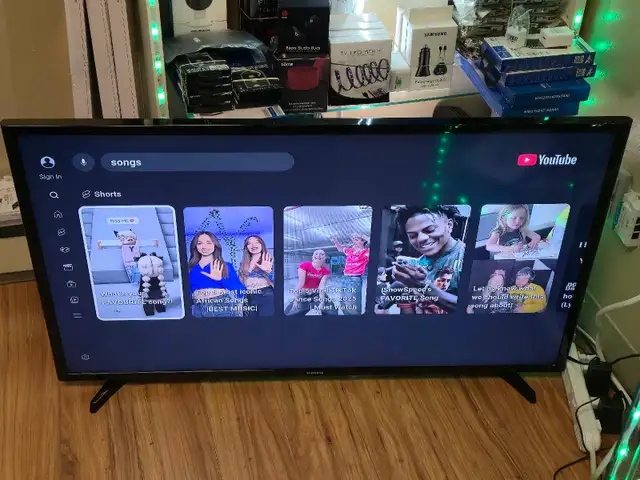 smart tv samsung 40p jolie Wifi YouTub prime vidéo Led manet  in TVs in City of Montréal - Image 2