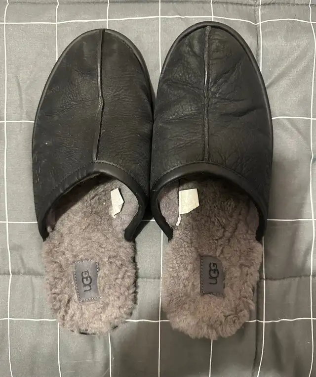UGG MEN’S SLIPPERS (Size 12) in Men's Shoes in City of Montréal - Image 3