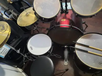 Drum set with throne and sticks. New skin on snare drum
