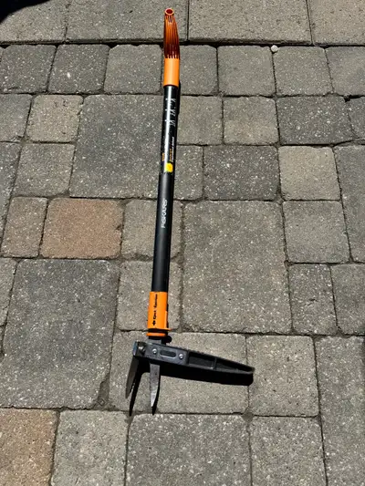 Fiskars D-handle stand-up weeder with a 3 claw Works great. Don’t need Pickup only.