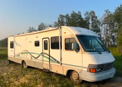 1995 Dutch Star 35 Foot Motorhome with 454 TBI Chevrolet Engine 4 Speed Automatic Transmission 50,12...