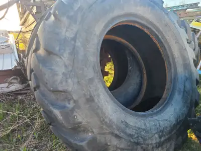 Yokohama 17.5-25 loader tires. Good for loader, grader, tractor, telehandler ect Family bought for t...