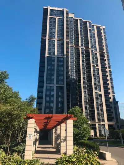 CN Tower View - 2 Bedroom(Closed Den) Condo w/Parking – 2 Subway