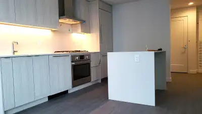 - 1 bedroom unit in a 5 year old building in Brentwood - 14th floor - 10 min walk to BRENTWOOD SKYTR...